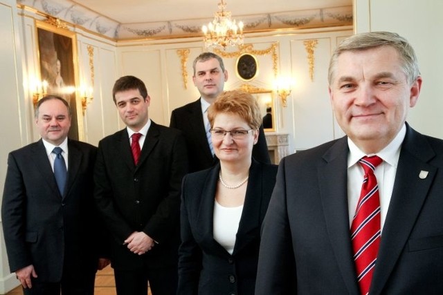 Prezydent Tadeusz Truskolaski i jego czterej zastępcy: (od prawej) Renata Przygodzka, Aleksander Sosna, Adam Poliński i Andrzej Meyer.