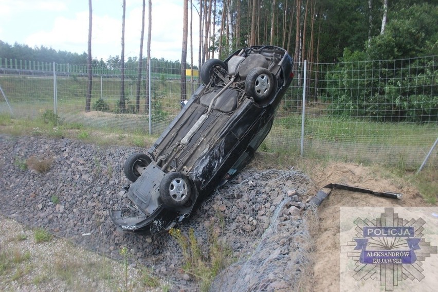 Samochód wiszący nad zbiornikiem retencyjnym zauważyli...