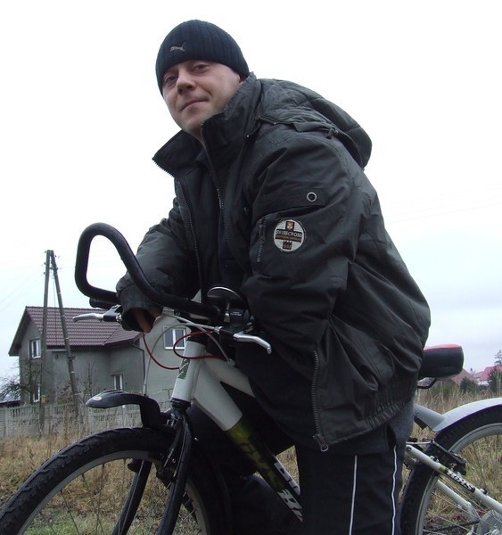 Andrzej Kąkol na rowerze pokonuje miesięcznie około 300 km. Pływa świetnie na długich dystansach