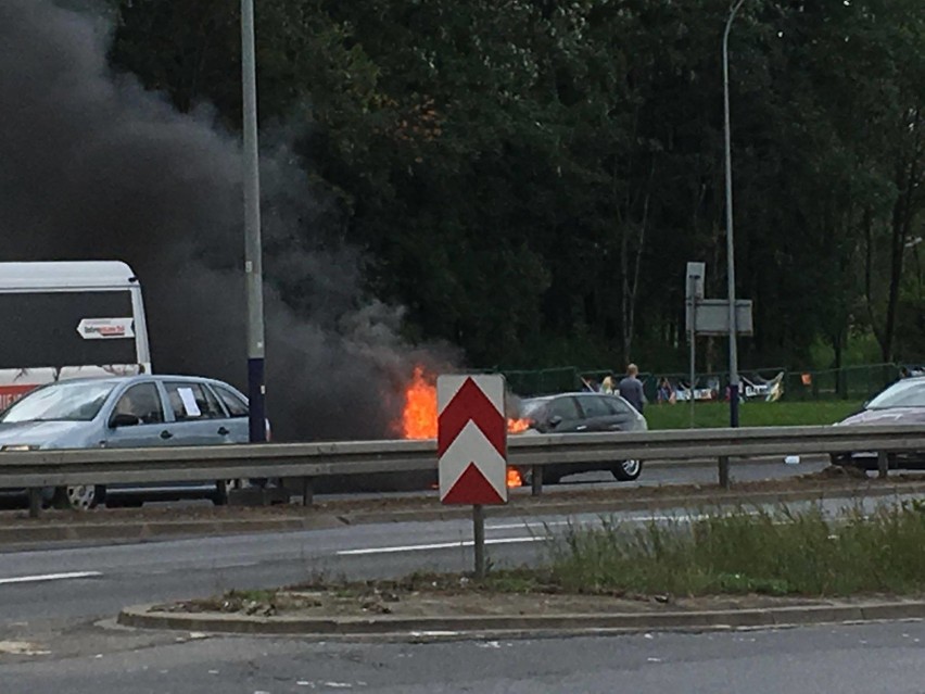 Kraków. Pożar samochodu na ul. Kamieńskiego [ZDJĘCIA INTERNAUTY]