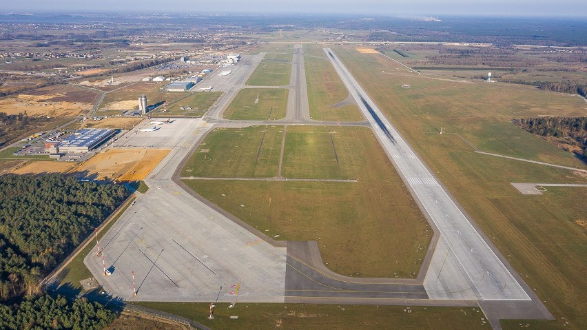 Widok ogólny na Katowice Airport. Po prawej stronie - droga...