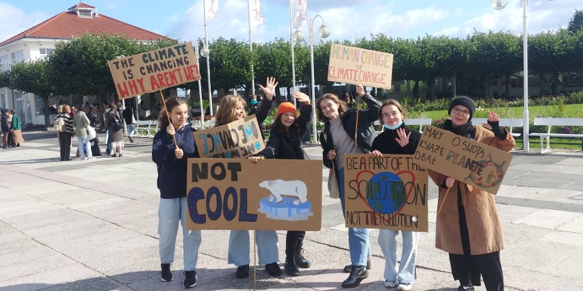 Sopot: Klapa Młodzieżowego Strajku Klimatycznego. Miał być paraliż miasta a przyszło 50 osób.