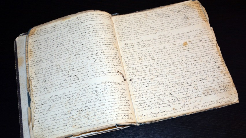 Pochodzący z 1863 roku pamiętnik, pisany gęsim piórem i...