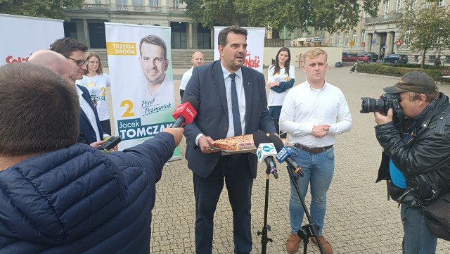 Konferencja prasowa Jacka Tomczaka na placu Wolności w Poznaniu.