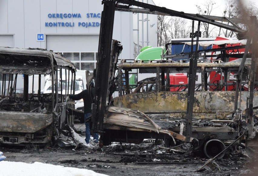 Duży pożar przy Żmigrodzkiej. Spłonęły dwa autobusy i siedem pojazdów dostawczych