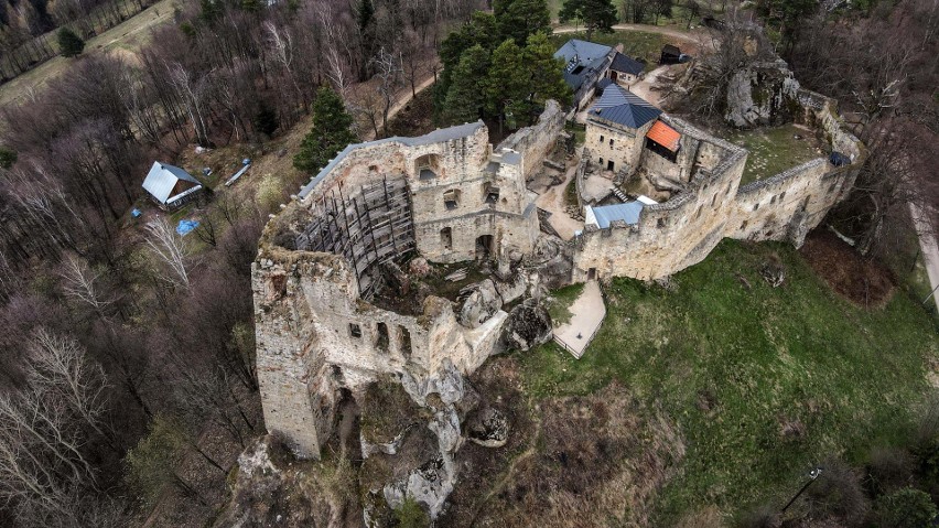 Majestatyczne ruiny zamku Kamieniec w Odrzykoniu z lotu...