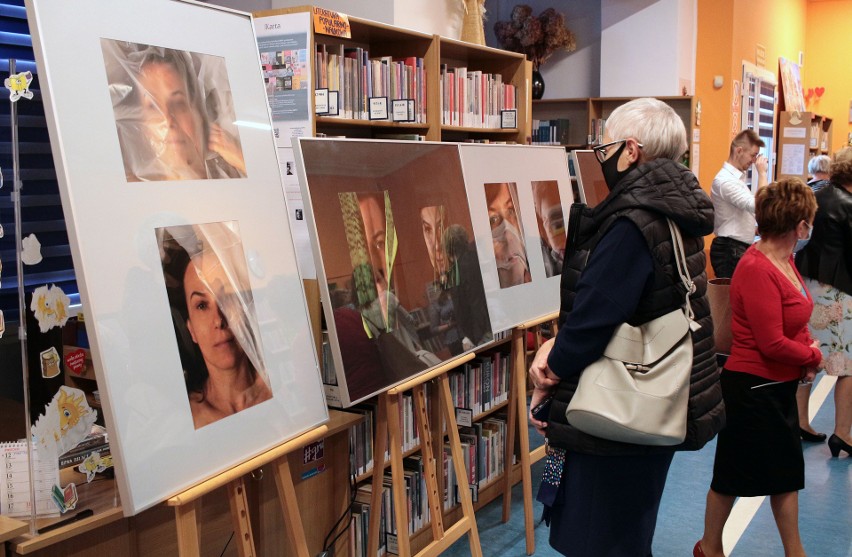 Po rocznej przerwie, w filii nr 13. Biblioteki Miejskiej w Grudziądzu otwarto wystawę. To fotografie autorstwa Karoliny Sobczyk  [zdjęcia]