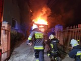 W Koronowie spalił się budynek gospodarczy z wędzarnią [zdjęcia]