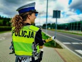 Białystok. Policjantka wydostała płaczące dziecko z rozgrzanego samochodu, gdy mama była na zakupach