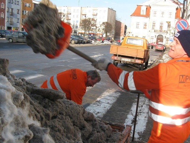 Tadeusz Fudalej (z lewej) i Krzysztof Chabiniak usuwali we wtorek śnieg z okolic przejść dla pieszych na placu Słowiańskim.