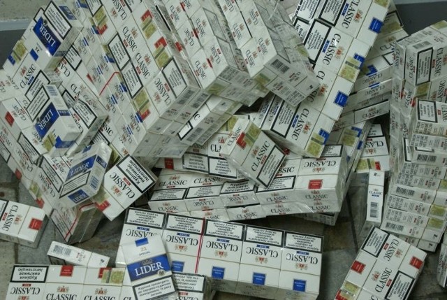 Ukraińskie papierosy porzucone przez handlujących na targowiskach w powiecie jędrzejowskim.