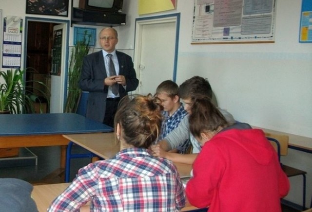 Marek Sokołowski, przewodniczący Rady Powiatu w Szydłowcu, opowiedział uczniom między innymi o historii patrona szkoły - Korpusie Ochrony Pogranicza.