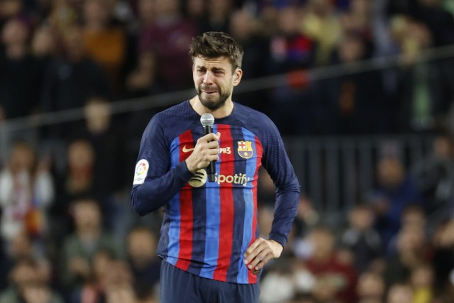 Gerard Pique po raz ostatni wystąpił dla FC Barcelony na Camp Nou. W zwycięskim meczu z Almerią przebiegł ponad osiem kilometrów i poprowadził defensywę "na zero z tyłu". Gdy schodził z boiska, a była to 84 minuta, wszyscy kibice zgromadzeni na stadionie  poderwali się z miejsc, a koledzy z drużyny po kolei wyściskali nim zajął miejsce na ławce. Na początku meczu Barcelona otrzymał rzut karny, ale Pique zrezygnował z podejścia do piłki. Wyraźnie poprosił Roberta Lewandowskiego, żeby to on egzekwował jedenastkę. Polak trafił w słupek. Pique nie ukrywał emocji kiedy opuszczał murawę. Przez czternaście lat zakładał koszulkę Barcy, z którą zdobył wszystko, co było do zdobycia: trzykrotnie Ligę Mistrzów, ośmiokrotnie ligę hiszpańską, siedem razy tamtejszy puchar. Jako reprezentant Hiszpanii został za to mistrzem świata i Europy.  - Z Pique odchodzi część klubowego godła. Będzie mi go brakowało, tyle razem przeżyliśmy, jestem smutny - mówił Sergio Busquets. On i Jordi Alba w najbliższym czasie też odejdą z klubu.