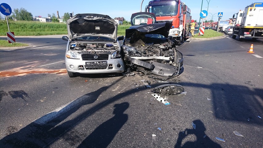 Nowy Targ. Passat zderzył się z suzuki. Jedna osoba ranna [ZDJĘCIA]