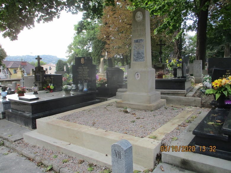 W tym roku odnowiono (I etap prac) grób Antonimy Kałużanki,...
