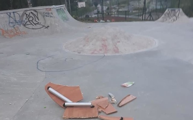 Bałagan w skateparku na terenie parku rozrywki Trzy Wzgórza. Kim byli wandale?