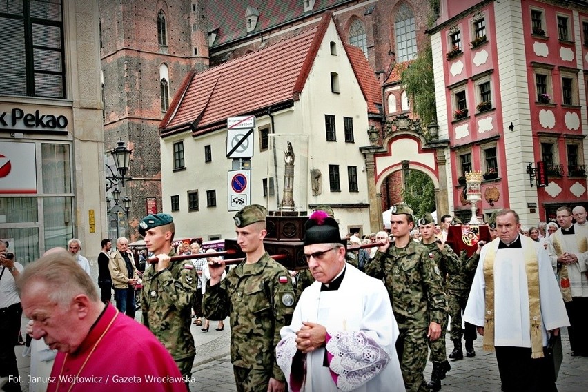 Przez Wrocław przeszła procesja z relikwiami św. Doroty i św. Stanisława (ZDJĘCIA)