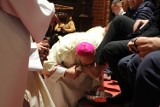 Wielki Czwartek w katedrze wrocławskiej. Biskup obmył i ucałował nogi wiernym
