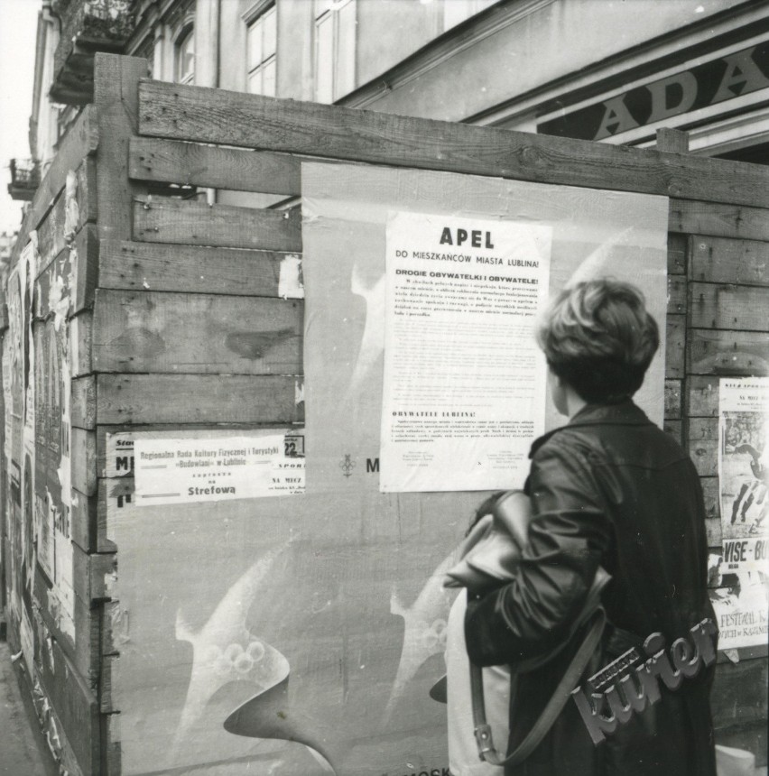 Kobieta czytająca „Apel do mieszkańców Lublina" opublikowany w związku ze strajkami w lipcu 1980 roku