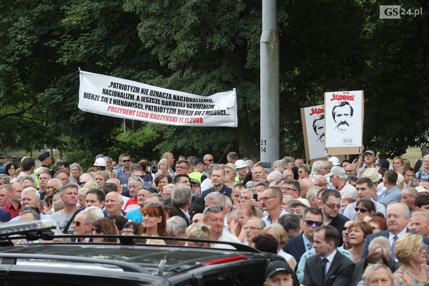 Pomnik Lecha Kaczyńskiego w Szczecinie odsłonięty z pompą. Prezydent w dynamicznej pozie, zamyślony nad Polską  [ZDJĘCIA]