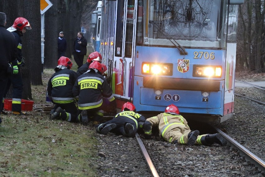 Wypadek na Biskupinie. Człowiek wpadł pod tramwaj, trwała reanimacja (ZDJĘCIA)