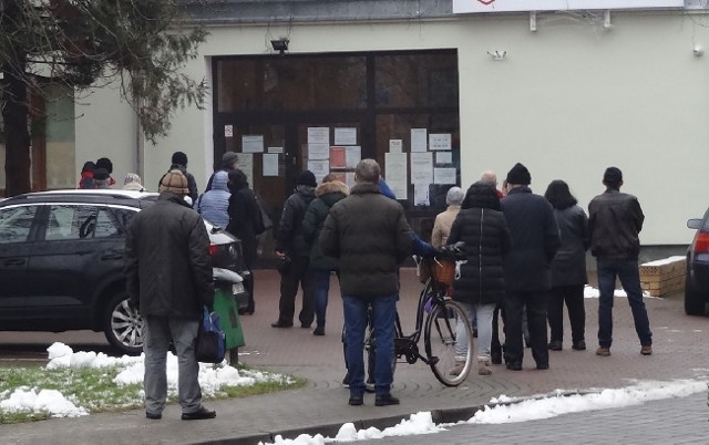 Na zaszczepienie oczekują tysiące ludzi.