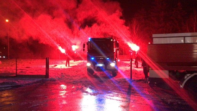 Druhowie nie kryli radości z wozu. Pierwszy raz po 93 latach jednostka doczekała się fabrycznie nowego samochodu.