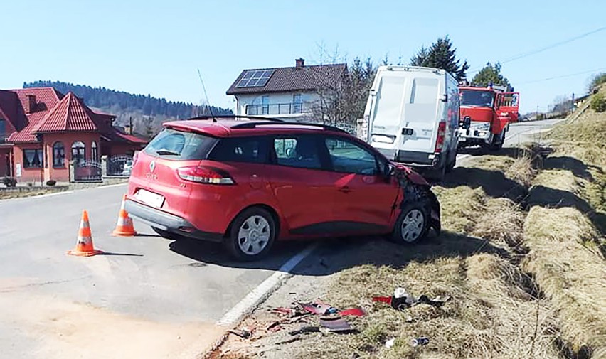 Naszacowice. Zderzenie dostawczaka z osobówką pod Nowym Sączem. 6-letnie dziecko w szpitalu