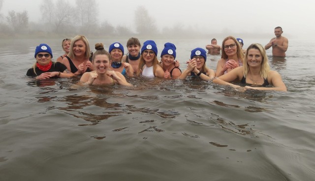 Członkowie grupy Białobrzeskie Morsy w niedzielę 6 listopada rozpoczęli sezon zimnych kąpieli w Pilicy.