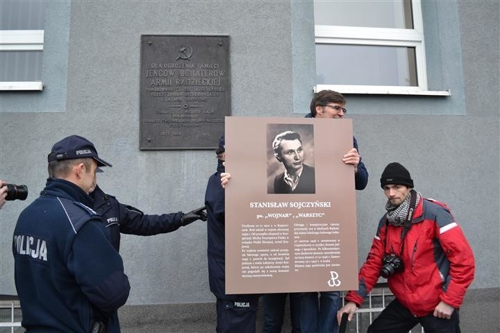 Częstochowa: Poseł Jaskóła przepychał się z policją, która broniła tablicy z sierpem i młotem