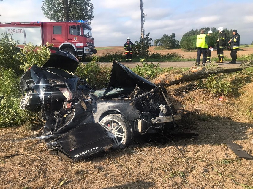 Imionki. Audi uderzyło w drzewo. 24-latek zginął na miejscu (zdjęcia)