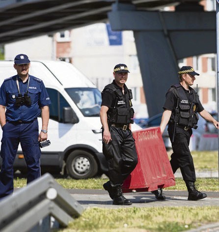 Policjanci i strażnicy miejscy pilnowali, żeby na teren...