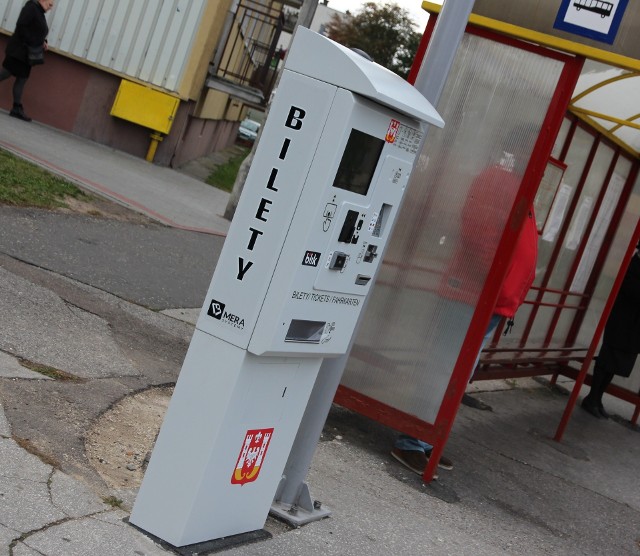 Ogółem sześć biletomatów zamontowanych zostanie na przystankach MPK w Inowrocławiu. Pierwsze dwa już tam stoją. Urządzenia sprzedające bilety będą znacznym ułatwieniem dla pasażerów miejskich autobusów, którzy nie będą już musieli szukać kiosków z biletami lub kupować bilety u kierowców autobusów. Przetarg na biletomaty wygrała firma Mera Systemy z Grodziska Mazowieckiego. Ich koszt to 728 tys. zł. Wszystkie automaty zostaną uruchomione w najbliższym czasie, po wgraniu oprogramowania, sprawdzeniu działania i przejęciu technicznym. Biletomaty będą się znajdowały przy przystankach: Dworcowa/Laubitza (kierunek PKP), Poznańska koło szpitala (kierunek Staszica), Wojska Polskiego/Szarych Szeregów (kierunek al. Niepodległości), Kopernika/Narutowicza (kierunek Roosevelta), Kopernika/Dworcowa oraz przy pętli na ul. Łokietka.