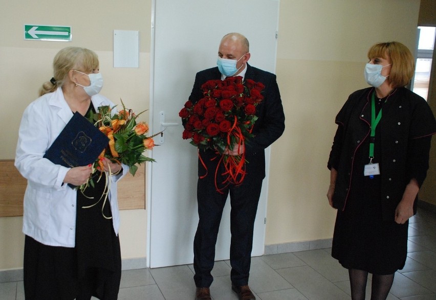 Podziękowania i kwiaty z okazji Dnia Pracownika Służby Zdrowia w Pińczowie