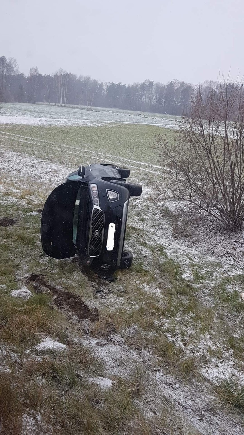 Wypadek w Gniazdowie na DW677. Samochód osobowy zjechał do rowu. 4.12.2021