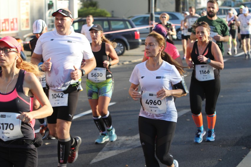 Zdjęcia z maratonu w Poznaniu 2018 - biegacze na pierwszym...