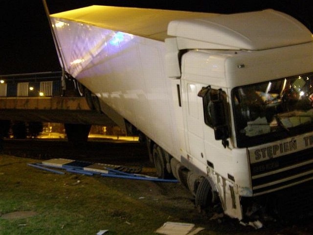 Ciężarówka zawisła na wiadukcie w Nysie. Do wypadku doszło w środę wieczorem.