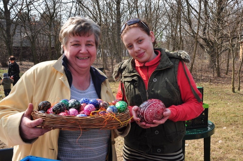 Alina (z lewej) i Joanna Majchrzak sprzedawały pisanki...