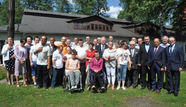 Wspólne zdjęcie uczestników i szefostwa Warsztatu Terapii Zajęciowej oraz władz powiatu.
