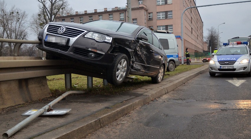 Wypadek na Mickiewicza. Volkswagen zawisł na barierce wiaduktu [ZDJĘCIA+FILM]