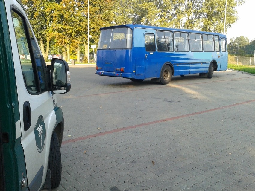 Zdezelowany autobus pełen dzieci jechał zatrzymany na ulicach Kalisza