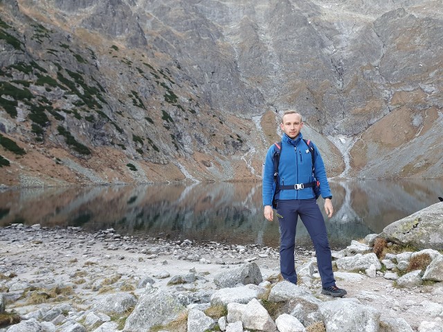 Wójt Damian Sławski podczas wędrówki przez Tatry.