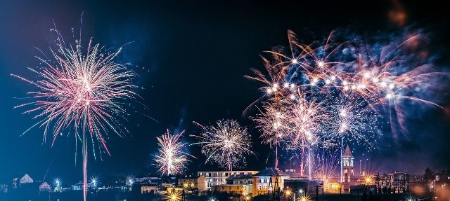 Fajerwerki rozświetliły o północy rynek w Warce i całe miasto. To był efektowny pokaz.