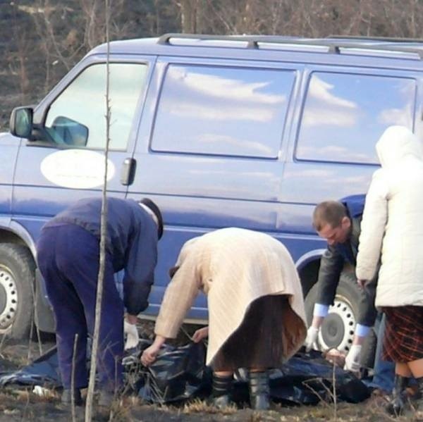 Ciało mężczyzny leżało na środku ogromnej, wypalonej połaci ziemi.