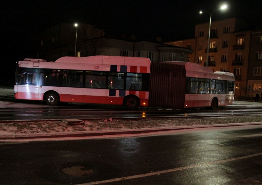 Paraliż na ulicach Radomia i regionu. Zamarzający deszcz zamienił jezdnie w ślizgawki. Autobusy opóźnione, kierowcy stoją w wielkich korkach