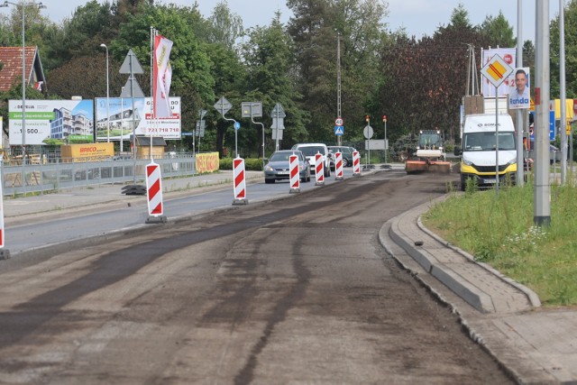 Wymiana nawierzchni we Wrocławiu jest potrzebna, ale dla kierowców oznacza stanie w korku. Na zdjęciu remont ul. Królewieckiej, który zakończy się 24 maja.