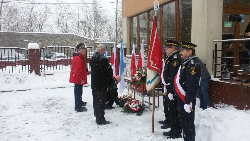 Złożeniem kwiatów pod tablicą przy ul. Staszica uczczono...