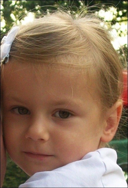 83. Karolina Grabowska ma 4 lata. Mieszka w...
