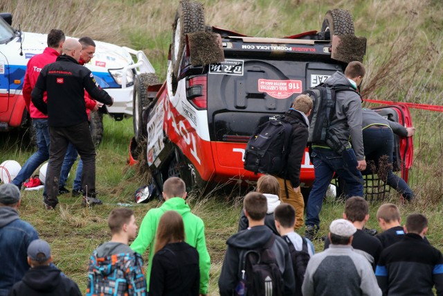 Przewrócone auto Klaudii Podkalickiej.