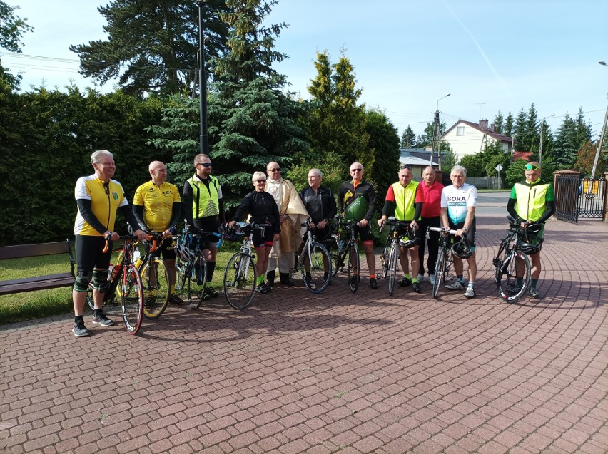 Pielgrzymka Rowerowa na Jasną Górę. Cykliści wyjechali 16.06.2022 z Ostrowi Mazowieckiej. Na Jasną Górę dotrą 18.06.2022